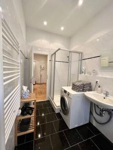 莱比锡FirstClass 2R_Apartment in Leipzig的一间带洗衣机和水槽的浴室
