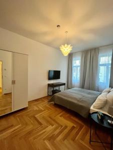 莱比锡FirstClass 2R_Apartment in Leipzig的一间卧室配有一张床和一台平面电视