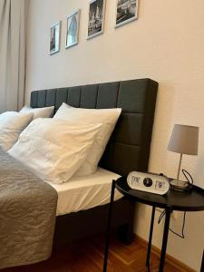 莱比锡FirstClass 2R_Apartment in Leipzig的一间卧室配有一张床和一张带闹钟的桌子