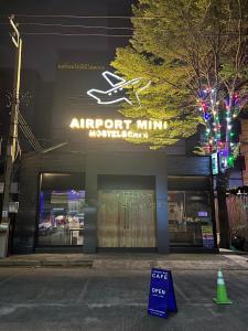 班敦孟Airport Mini Hostel at Don Muang Airport的前面有机场班车标志的商店