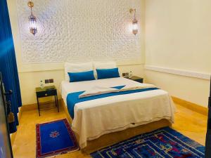 Nkob卡斯巴恩那海尔旅馆的一间卧室配有一张带蓝色枕头的大床