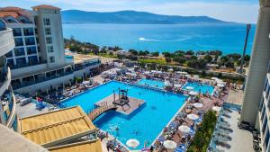 迪迪姆Maxeria Blue Didyma的享有酒店空中景致,设有游泳池和海洋