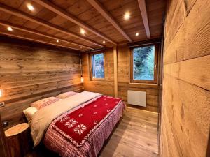 拉布雷斯Splendide appartement style chalet classé 4 étoiles, terrasse face à la montagne的小木屋内的卧室,配有一张床