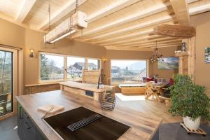 NiederndorfBio-Chalet Haus Wagner的一间带木制天花板的大厨房和用餐室