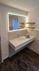 巴特利本采尔OSCARS Hotel 1415的一间带水槽和镜子的浴室