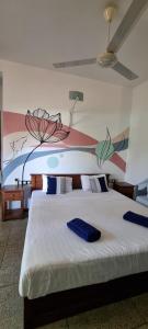 蒂瑟默哈拉默蓝色图尔特乐酒店的一间卧室配有两张床,墙上挂着一幅画