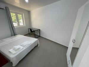 卡宴Maison de Bourda的白色的卧室设有床和窗户