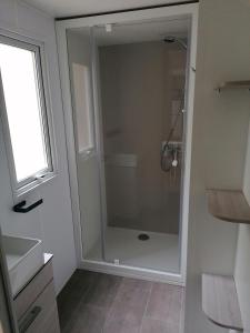 加斯泰Mobil Home 4-6 personnes的浴室里设有玻璃门淋浴