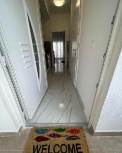 奥库格哥恩基apartment Julija的走廊上设有迎宾地毯