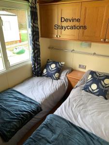 霍伊克Devine Staycations at 38 Riverside的小型客房 - 带2张床和窗户