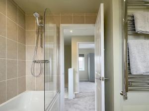 肯德尔'Benson View' - 2 bedroom Lake District home的带淋浴和浴缸的浴室