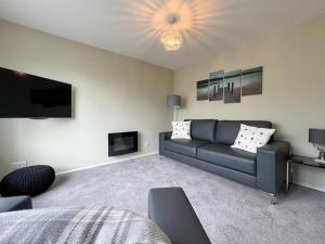 肯德尔'Benson View' - 2 bedroom Lake District home的带沙发和电视的客厅