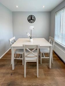 肯德尔'Benson View' - 2 bedroom Lake District home的墙上的白色桌椅