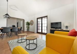 蒂亚斯Villa Charlotte的客厅配有黄色的沙发和桌子