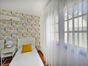 蒂亚斯Villa Charlotte的卧室配有白色的床和窗户。