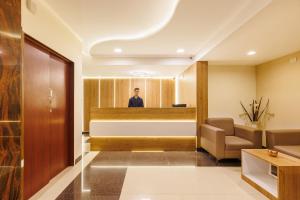 钦奈Hotel Comfort Park - Opposite Sri Ramachandra Medical College Porur的一个人站在等候室里