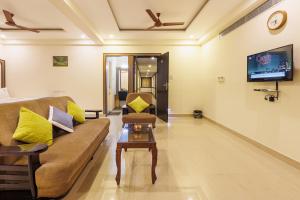 钦奈Hotel Comfort Park - Opposite Sri Ramachandra Medical College Porur的客厅配有沙发和桌子