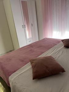 奥库格哥恩基apartment Vujcic 2的一间卧室配有一张带粉色毯子的大床