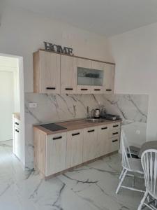 奥库格哥恩基apartment Vujcic 2的厨房配有木制橱柜和大理石台面