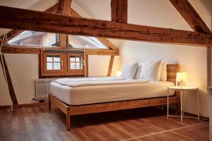 布里恩茨Lakeside Tiny House Brienz的一间卧室设有一张大床和窗户