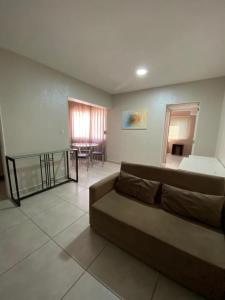 伊瓜苏Ap flat central- ar, garagem e ótima localização的客厅配有沙发和桌子