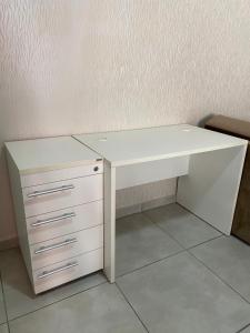 伊瓜苏Ap flat central- ar, garagem e ótima localização的白色书桌、白色抽屉和书桌