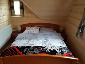 维托韦U Garczków的小木屋内的一张小床,设有窗户