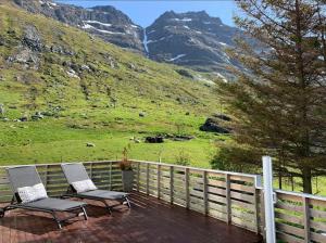 拉姆贝格Lofoten Fjord House - Mountain & Seaview的山景甲板上的两把椅子