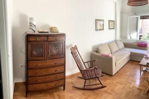 雅典Sunny calm apartment in pedestrian street的客厅配有木制梳妆台和沙发