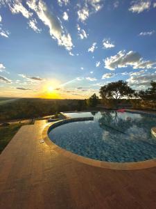 MateirosPousada Cristal Dourado的一座享有日落美景的大型游泳池