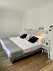 哈恩VELALMA PISOS centro histórico的一间卧室配有一张带白色床架的大床