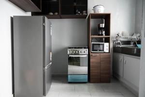 阿比让Sublime appartement à Cocody Riviera Bonoumin .的厨房配有蓝色烤箱和微波炉