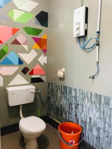 珍南海滩WAN'S ROOMSTAY LANGKAWI的一间带卫生间和彩色墙壁的浴室