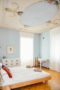 QuintoCasa Celio Ambrì的卧室设有一张白色大床和天花板