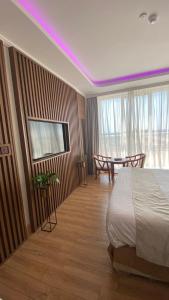 延布Fakher Yanbu 3 Furnished Units的一间卧室设有一张床和紫色天花板