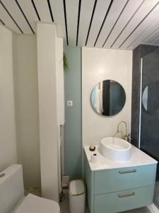 贝纳哈拉菲Apartamento Sol, Benajarafe的白色的浴室设有水槽和镜子