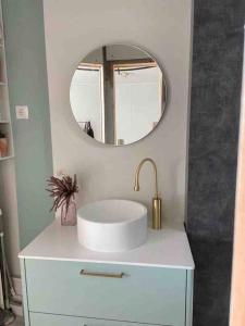 贝纳哈拉菲Apartamento Sol, Benajarafe的白色的浴室设有水槽和镜子