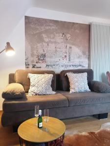维尔茨堡stilvolle Wohnung direkt in der City的客厅配有棕色沙发和桌子
