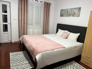 巴亚马雷CASA HOBAN的一间卧室设有一张大床和一个窗户。