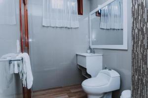 比亚米尔港Galápagos Isabela Hotel Loja的白色的浴室设有卫生间和水槽。