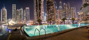 迪拜Dulive的城市的一个大型游泳池
