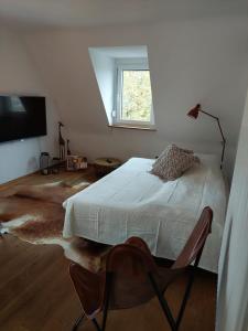 维尔茨堡stilvolle Wohnung direkt in der City的白色的卧室设有床和窗户