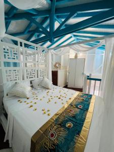勒弗朗索瓦Villa Paradis的卧室配有白色床和蓝色天花板
