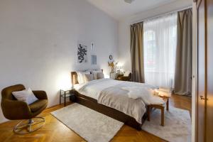 布达佩斯Felsőerdősor Residence的卧室配有床、椅子和窗户。