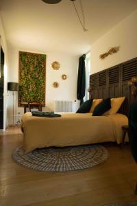蒙贝利亚尔Le Parc du Magnolia的一间卧室配有一张大床和地毯。