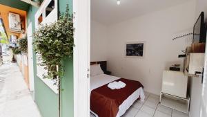 弗洛里亚诺波利斯Open House Canasvieiras - OH HOTÉIS的卧室配有一张床