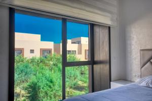 塔哈佐特Medina Bay Taghazout 4 or 5 PX Luxe的一间卧室设有大窗户,享有建筑的景色