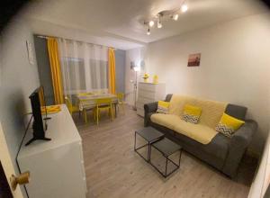 帕斯底拉卡萨孔苏埃格拉公寓的客厅配有沙发和桌子