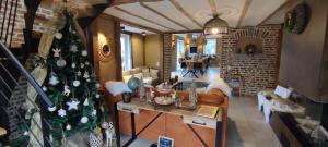韦姆B&B La Bouverie HF的客厅配有圣诞树和沙发