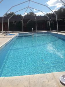 圣拉斐尔Colorina Complejo Residencial的蓝色海水大型游泳池